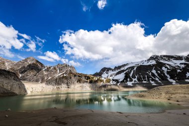 Dağları ve mavi gökyüzü olan güzel bir manzara.
