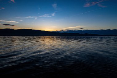 Denizin üzerinde güzel bir gün batımı