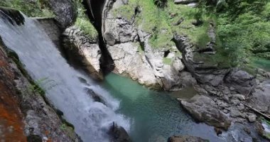 Dağlarda güzel bir şelale