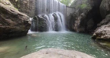 Ormanda güzel bir şelale