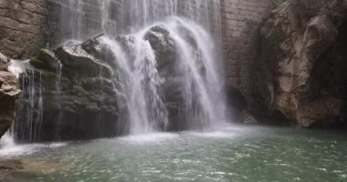 Dağlarda güzel bir şelale.