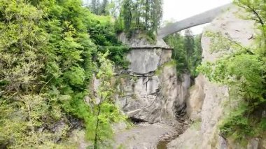 Dağların güzel manzarası Rappenlochschlucht