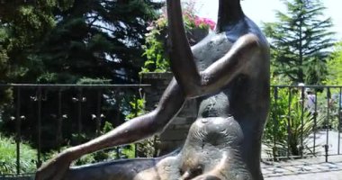 Parktaki heykel 8k ultra HD