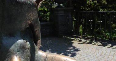 Parkta bir heykel 8k ultra hd