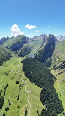 Yazın dağların manzarası.