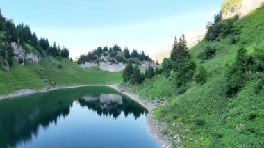 Güzel bir dağ manzarasının havadan çekilmiş görüntüsü.