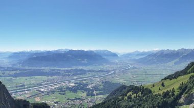 İsviçre Alplerinin manzaralı hava manzarası