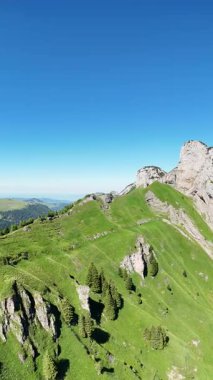 Dağları ve mavi gökyüzü olan güzel bir manzara.