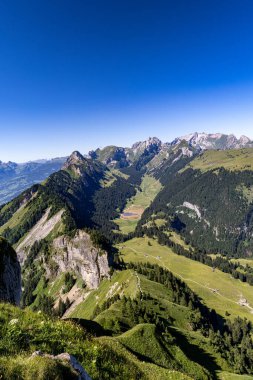 Yazın güzel dağ manzarası, dolomitler, İtalya
