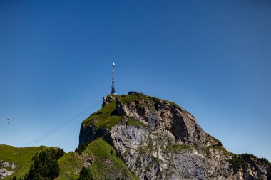 Yazın dağların manzarası. İsviçre Alpleri, İsviçre Alpleri. Hoher Kasten