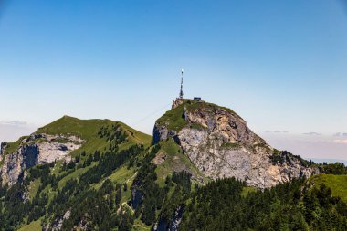 Dağ sırasının zirvesi Hoher Kasten