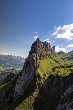 Dağlardaki güzel dağ manzarası