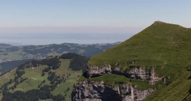 Dağın tepesine güzel görünümünden