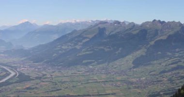 Dağların havadan görünüşü ve Alplerdeki bulutlar