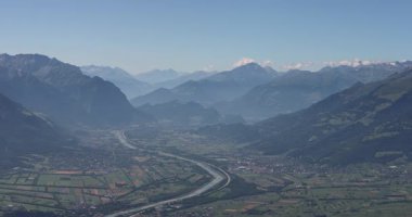 İsviçre Alpleri 'nin ve İsviçre' deki dağların havadan görünüşü