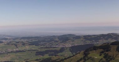 Pencereden Trieste şehrine bak.