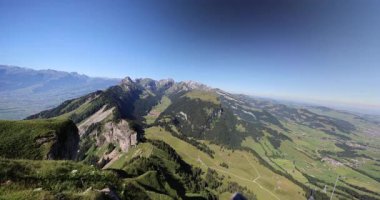 Alplerdeki İsviçre dağlarına bak.