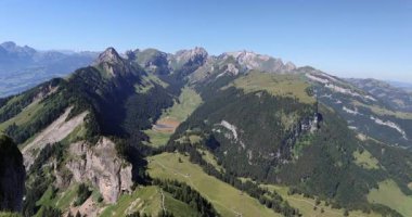 Dağın tepesinden Alpler 'in manzarası