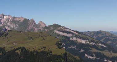 Alplerin manzarası ve İsviçre Alplerinin dağı