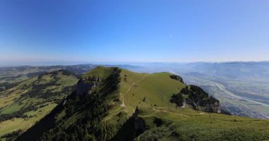 Dağın tepesine bak.