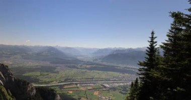 İsviçre 'deki dağların güzel manzarası