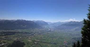 İsviçre Alplerindeki dağların manzarası, İsviçre