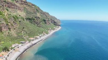 Güzel sahil okyanusu Madeira 'nın hava manzarası. Portekiz.