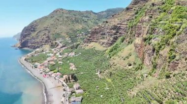 Madeira köyünün panoramik görüntüsü, Portekiz, Cascata dos Anjos