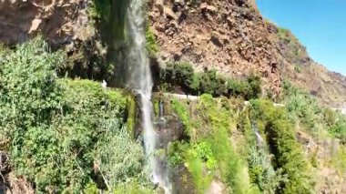 Dağlardaki nehrin güzel manzarası Cascata dos Anjos Okyanusu Madeira. Portekiz.