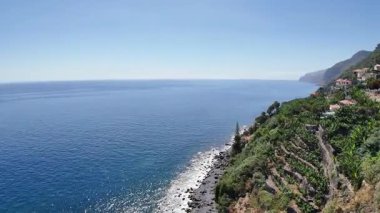 Madeira kıyısındaki küçük bir köyün havadan görünüşü. madeira