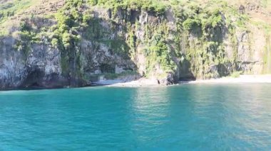 Okyanusun güzel manzarası Madeira. Portekiz. Dağları da.
