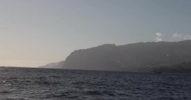 Okyanusun üzerinde gün batımı.