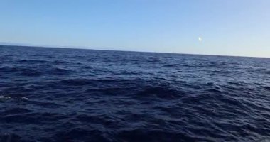 Sakin dalgalarla deniz manzaralı güzel bir yer. Doğa, tatil ve seyahat kavramı