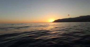 Portekiz 'in Madeira adasında bir Akdeniz okyanusunda gün doğumu