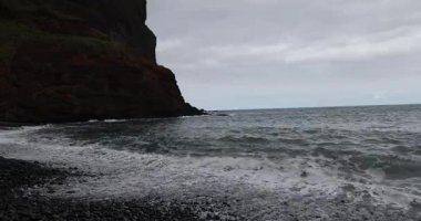 Okyanus sahilinde dalgalar. Madeira adasının 8k ultra HD 'si. 