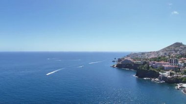 Bir sürü yatı, mavi denizi, dağları ve beyaz evleri olan güzel bir Akdeniz manzarası. güneşli bir gün, berrak mavi bir gökyüzü, Portekiz 'deki Atlantik Okyanusu' ndaki Madeira adasındaki Funchal şehrinin havadan manzarası.