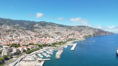 Portekiz 'in Atlantik Okyanusu' ndaki Madeira adasındaki Funchal şehrinin havadan görünüşü