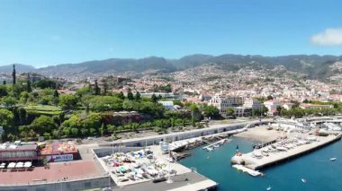 Portekiz 'in Atlantik Okyanusu' ndaki Madeira adasındaki Funchal şehrinin manzarası