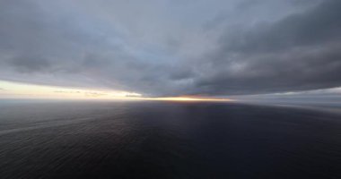 Günbatımlı deniz manzarası ve bulutlar Portekiz 'de Atlantik Okyanusu' ndaki Madeira adası 8k ultra HD 