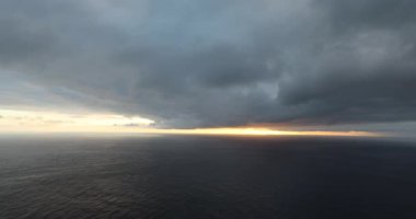 Portekiz 'deki Atlantik Okyanusu' ndaki Madeira adasının üzerindeki fırtına bulutları. 