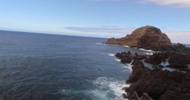 Atlantik Okyanusu 'ndaki güzel kayalık uçurumların hava görüntüsü. yüksek kaliteli fotoğraf. 8k ultra hd 