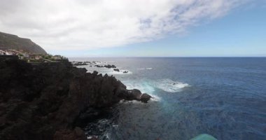 Portekiz 'in Atlantik Okyanusu' ndaki Madeira adasındaki deniz manzarası. 