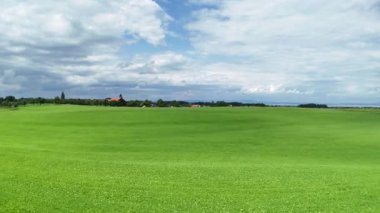 Tarlaları olan bir köyün havadan görünüşü