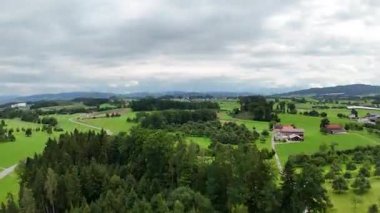 Dağları, göl manzarasını, yeşil çayırları, İsviçre 'deki küçük köyleri gösteren hava manzarası.