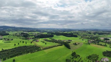 Sabahları kırsal alanın havadan görüntüsü.