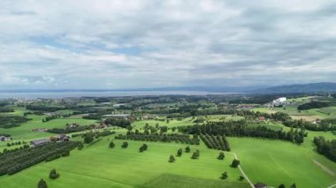 Göl manzaralı Constance gölü ve yeşil çayır manzaralı İsviçre 'deki küçük köyler.