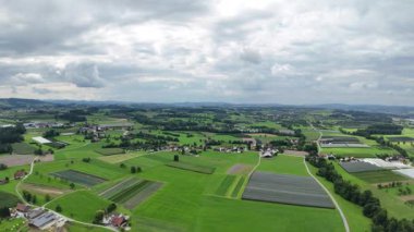 Başkentin havadan görünüşü, yeşil alan, yaz mevsiminde orman göl manzarası, yeşil çayırlar, İsviçre 'deki küçük köyler.