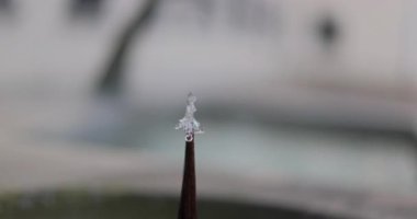 Camdaki su damlası 8K ultra HD