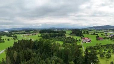 Dağların güzel manzarası İsviçre