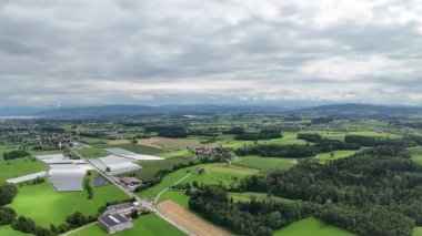 Tarlaları ve ormanları olan bir İHA 'dan hava görüntüsü